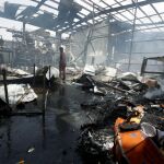 Una de las fábricas de Saná destruída por los bombardeos