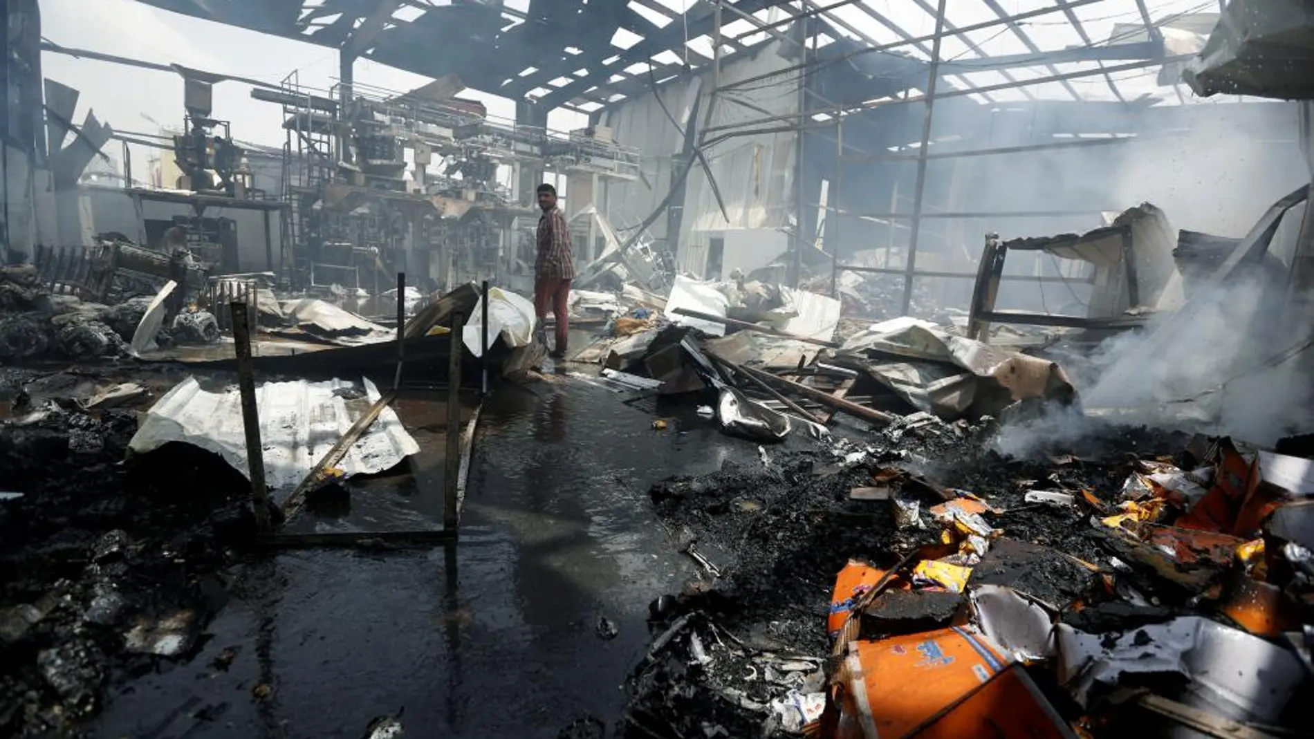 Una de las fábricas de Saná destruída por los bombardeos