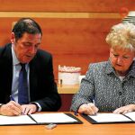 El consejero de Sanidad, Antonio María Sáez Aguado, firma un protocolo de colaboración con Carmen de la Fuente