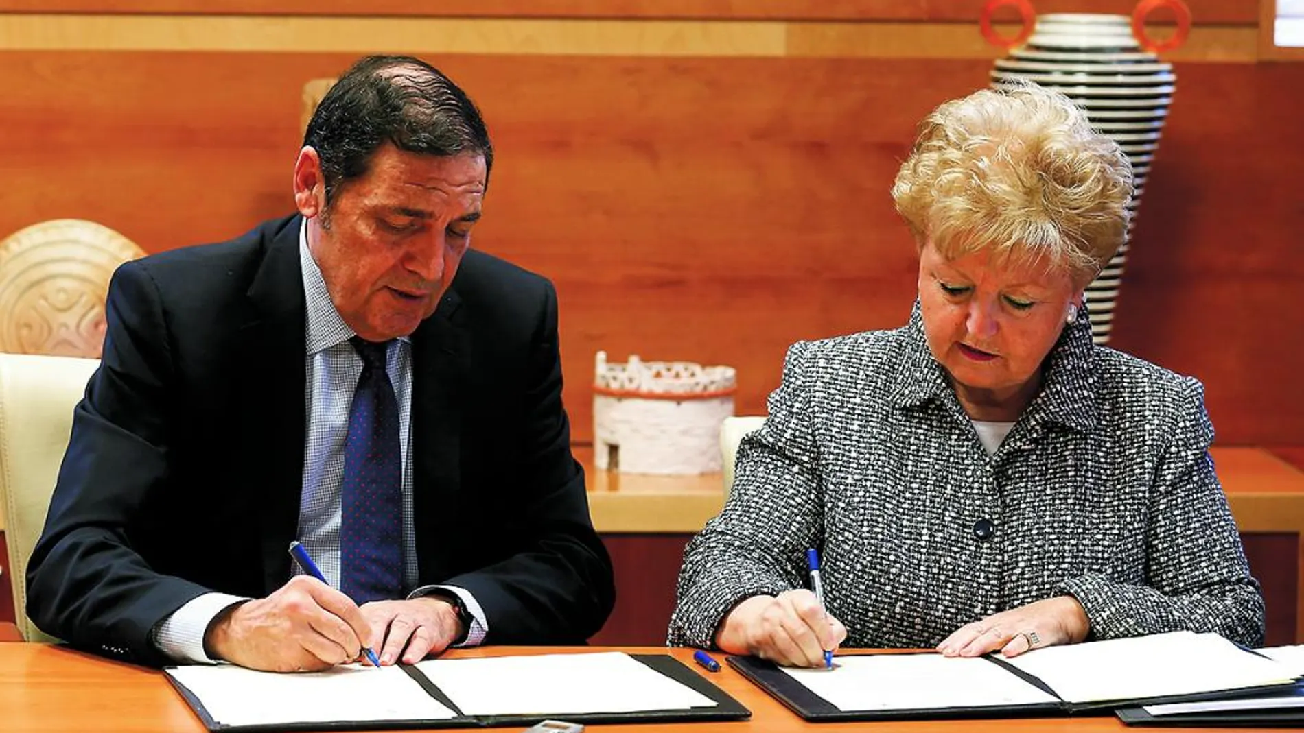 El consejero de Sanidad, Antonio María Sáez Aguado, firma un protocolo de colaboración con Carmen de la Fuente