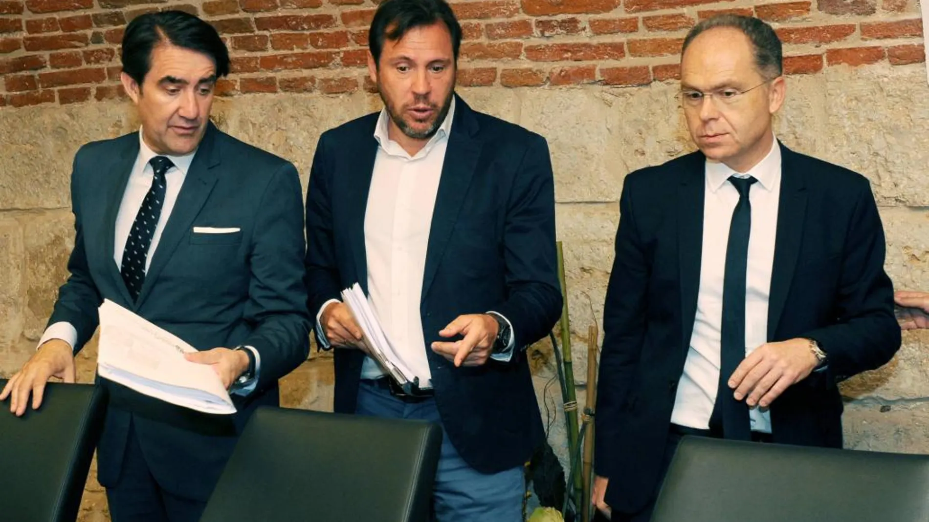 Juan Carlos Suárez-Quiñones, Óscar Puente y Juan Bravo durante la reunión celebrada en Valladolid