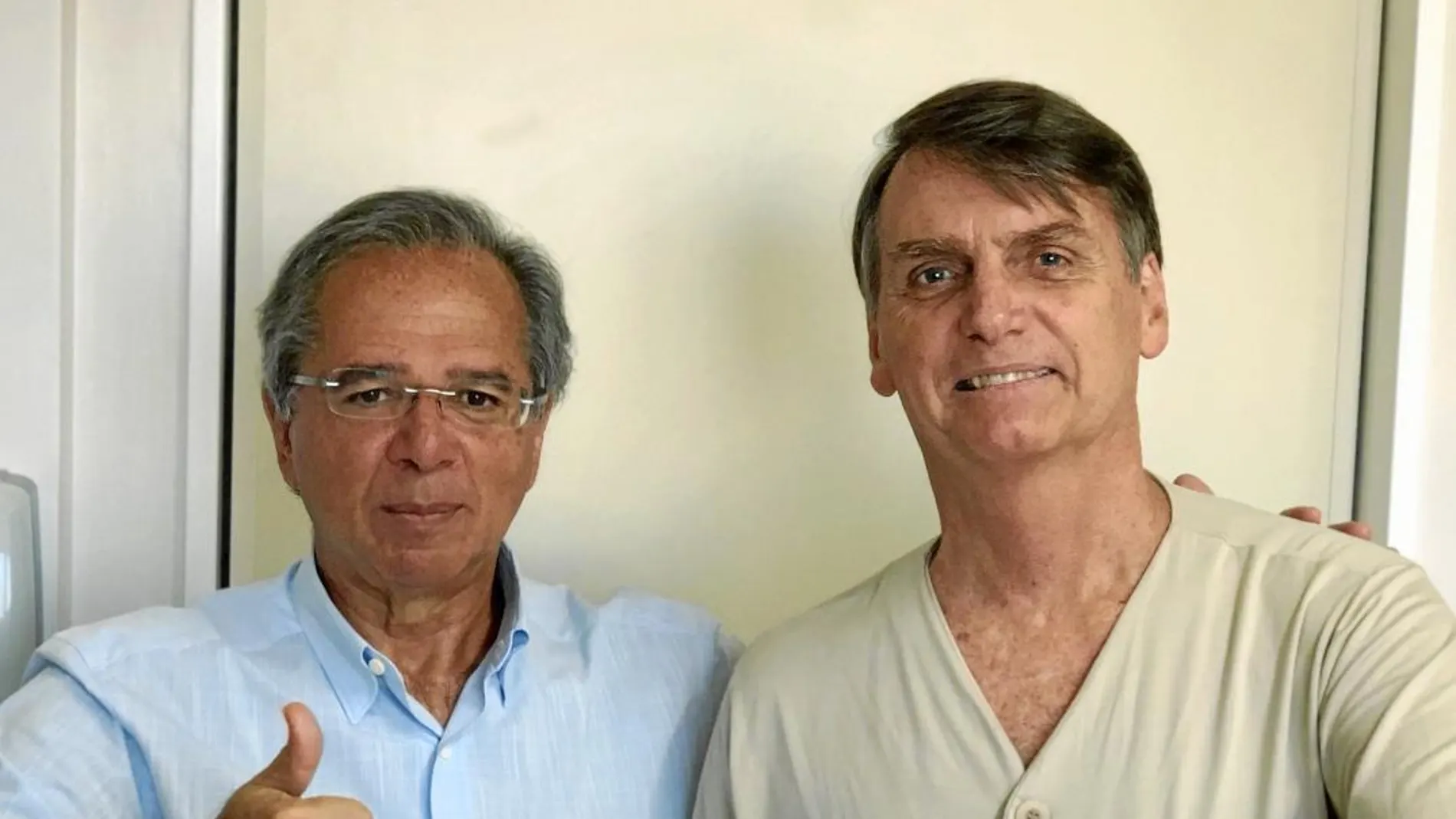 El economista Paulo Guedes (izquierda) junto al triunfador de la primera vuelta de las presidenciales brasileñas, Jair Bolsonaro