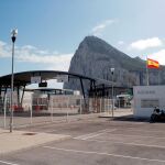 Una bandera española ondea en junto a Gibraltar/Reuters