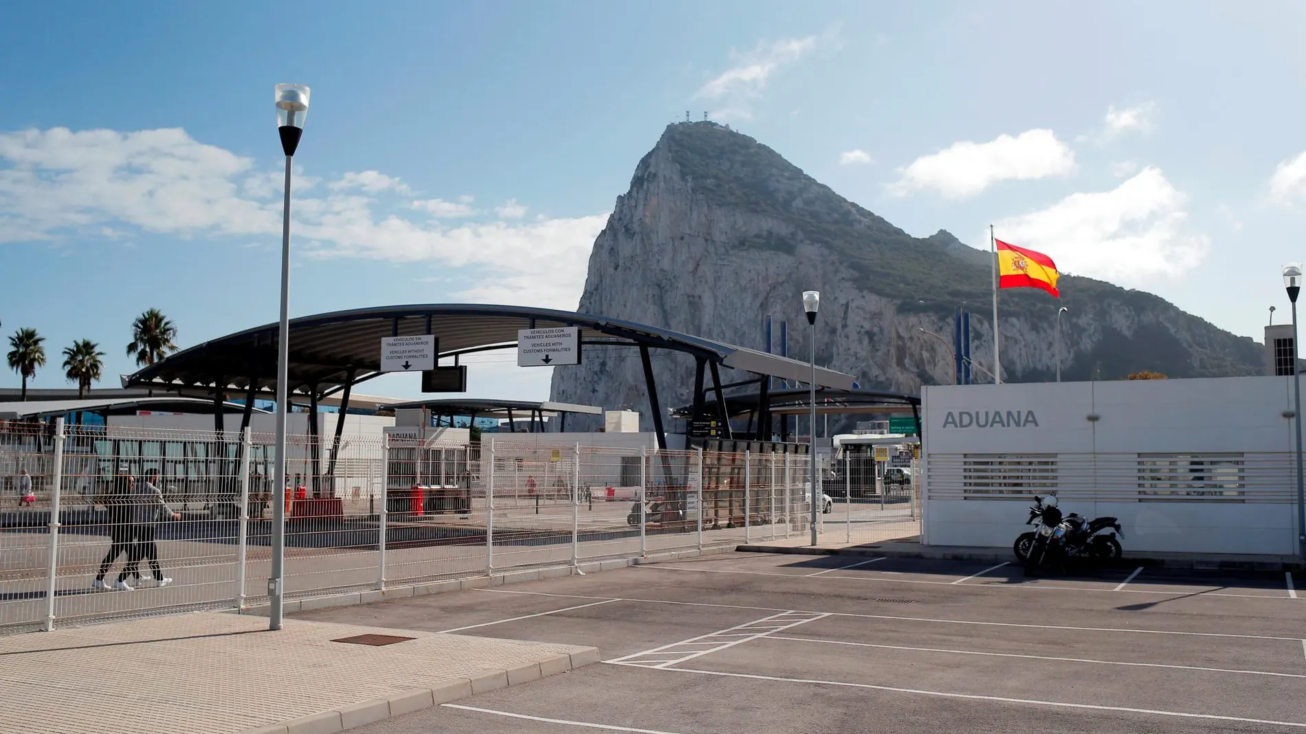 Una bandera española ondea en junto a Gibraltar/Reuters