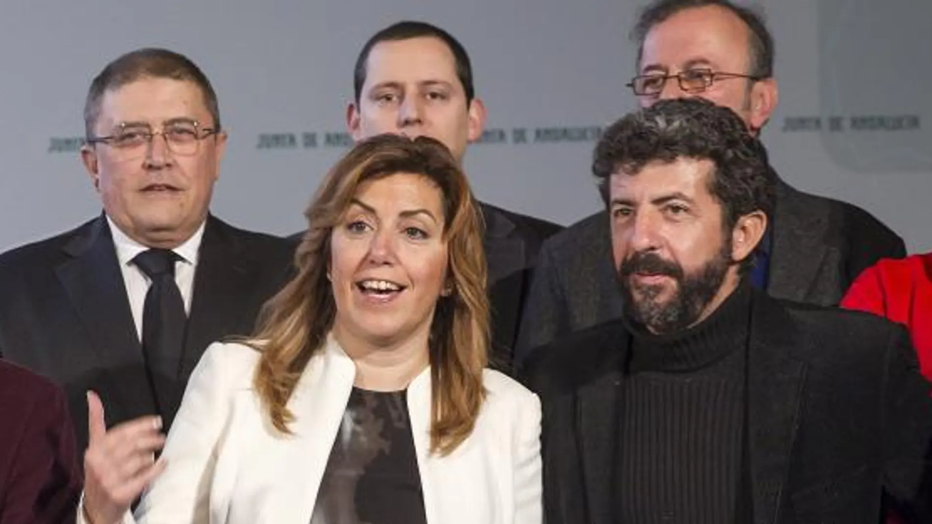 La presidenta de la Junta, Susana Díaz, junto al ex consejero de Cultura Luciano Alonso y representantes del sector audiovisual andaluz