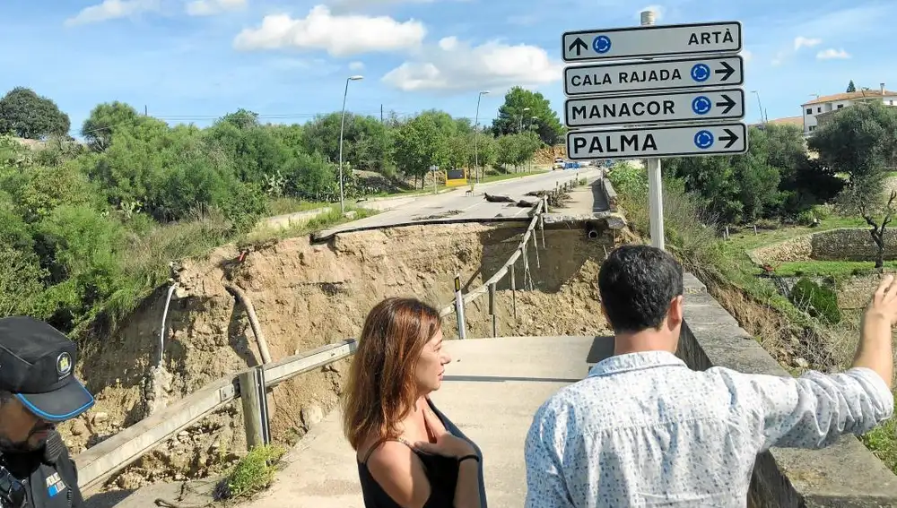 La presidenta de las Islas Baleares, Francina Armengol, visitó el puente de Artà, en estado catastrófico tras sufrir la fuerza de la riada