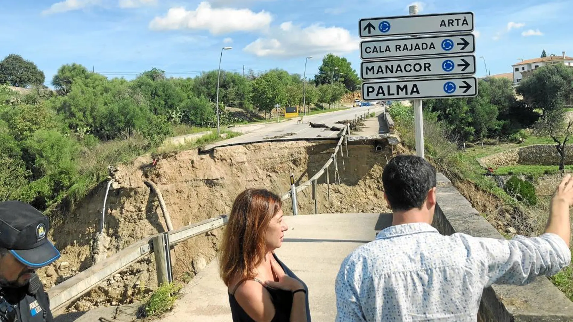 La presidenta de las Islas Baleares, Francina Armengol, visitó el puente de Artà, en estado catastrófico tras sufrir la fuerza de la riada