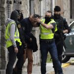 Agentes de la Guardia Civil trasladan al yihadista tras ser detenido en la localidad segoviana de El Espinar
