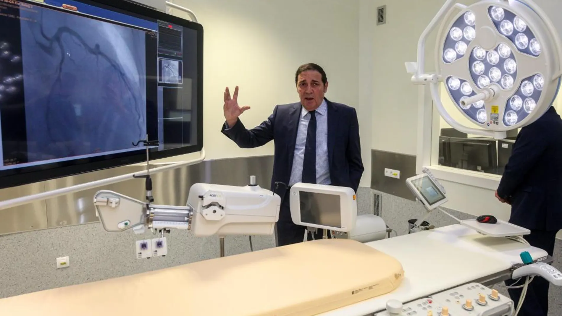 El consejero de Sanidad, Antonio María Sáez Aguado, durante una visita reciente al Clínico de Valladolid