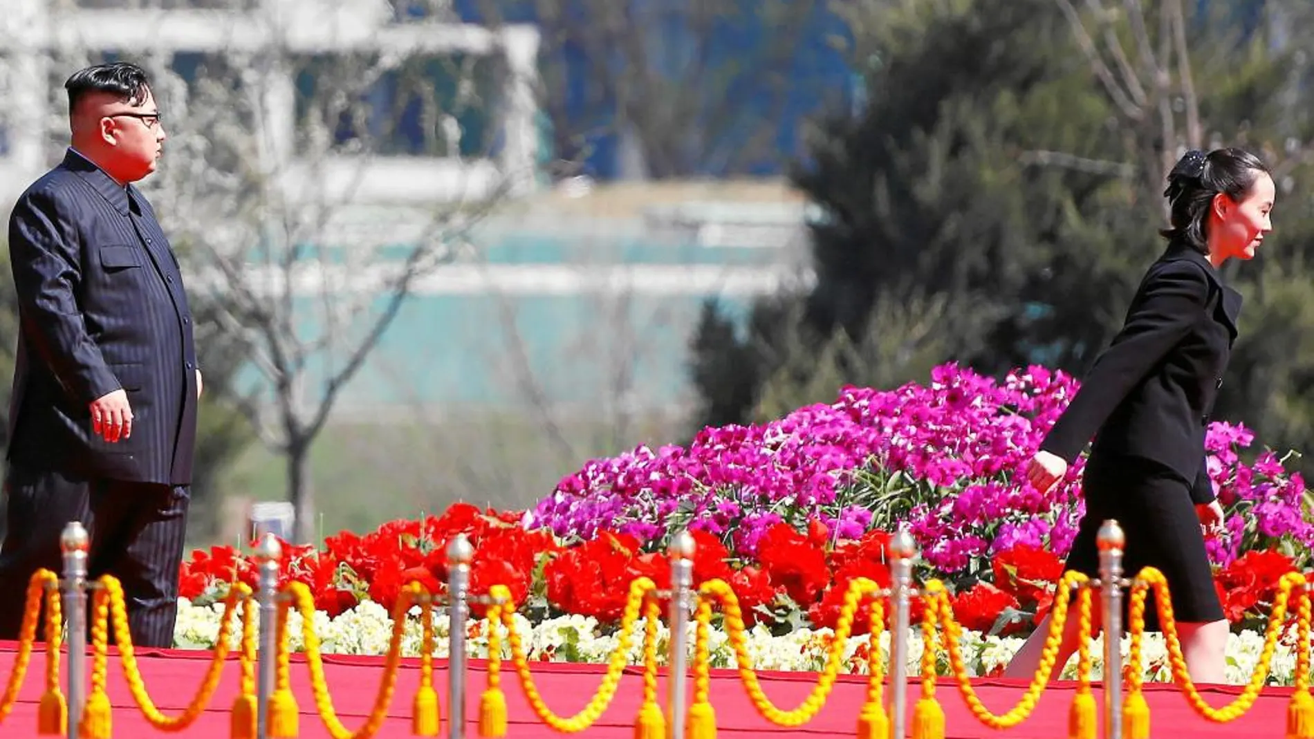 El líder norcoreano, Kim Jong Un, con su hermana Kim Yo Jong, en una inauguración del mes de abril
