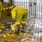 Operarios de limpieza eliminan pintadas de color amarillo –usado por los independentistas para sus reivindicaciones– ayer en el colegio Ramón Llull de Barcelona