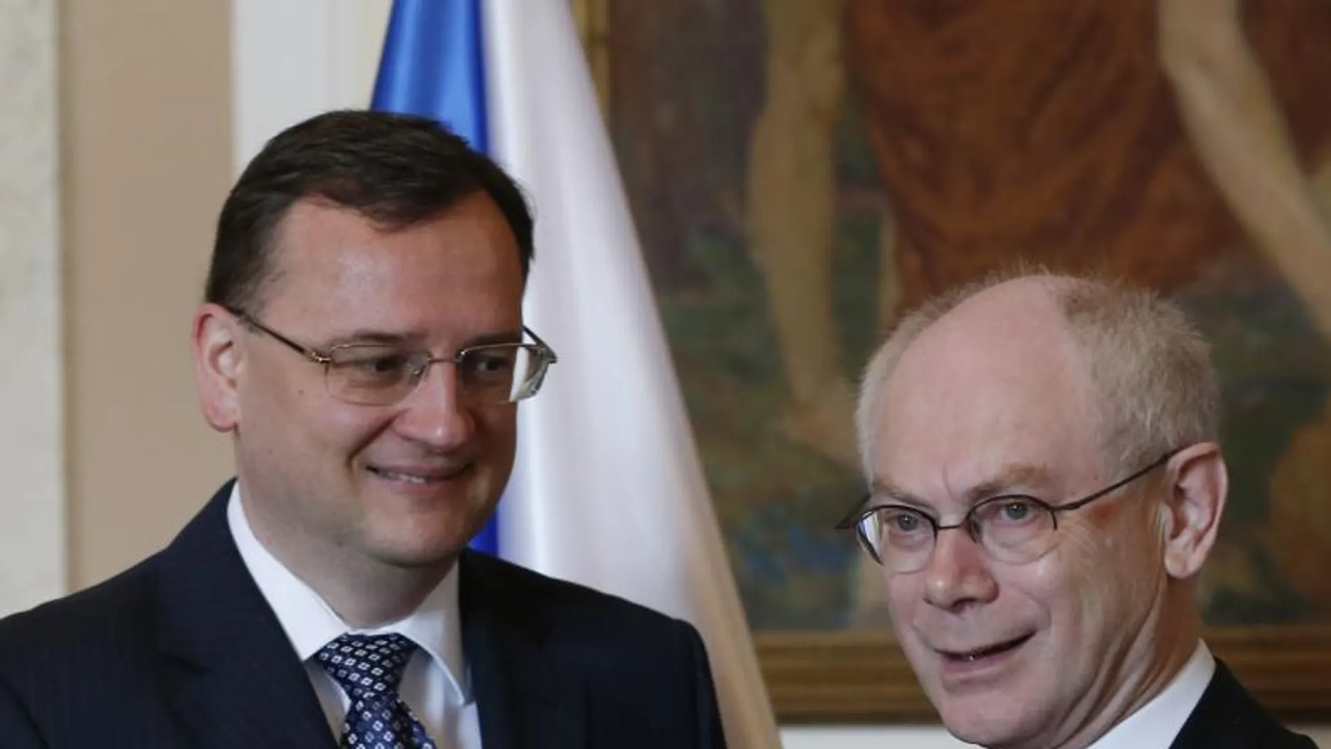 El Primer Ministro de la República Checa, Petr Necas, da la bienvenida al Persidente del Consejo de Europa Herman Van Rompuy en Praga, hoy 25 de abril de 2013.