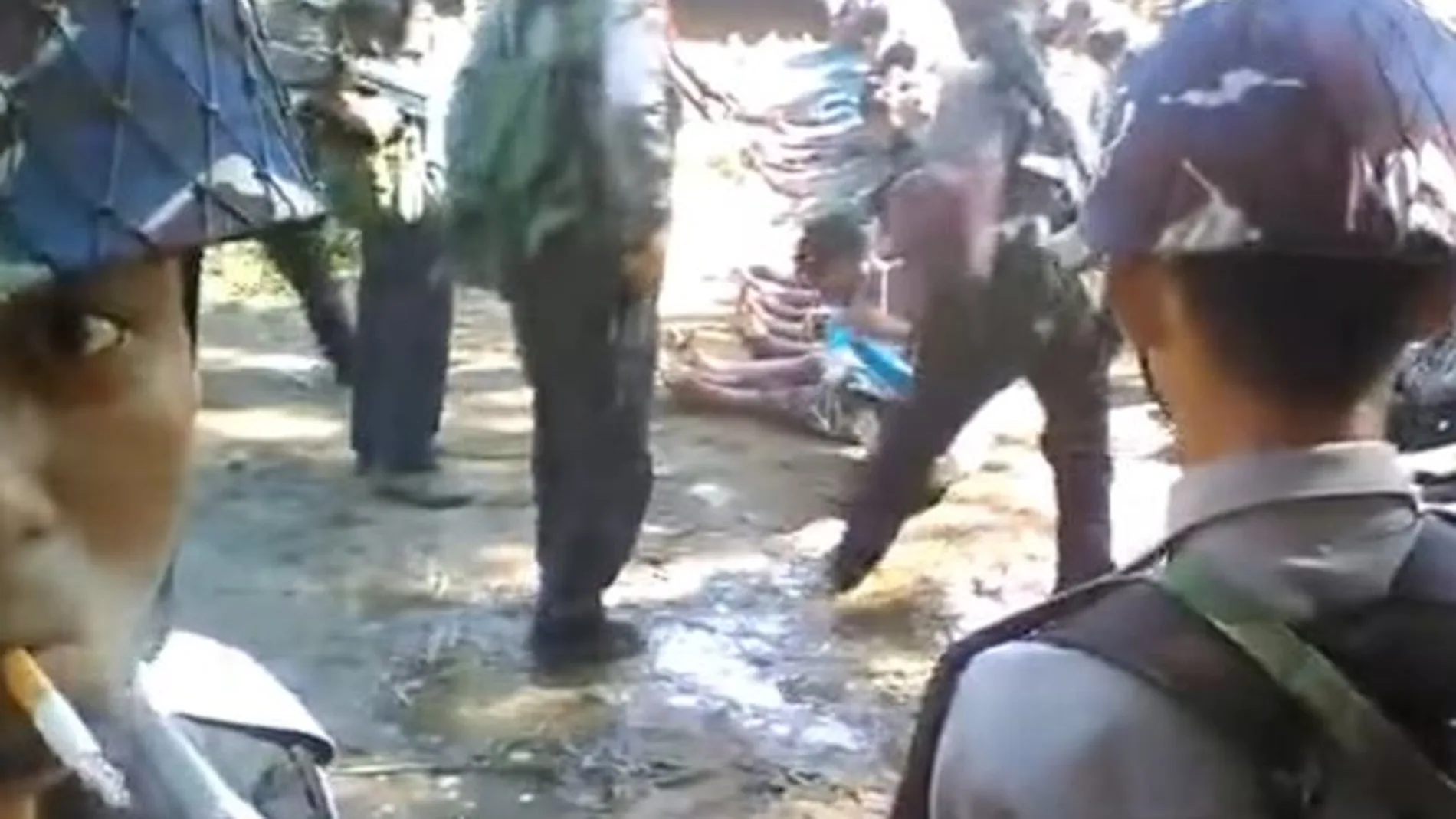 Detenidos 4 agentes de policía por un vídeo con abusos a los rohinyás en Birmania