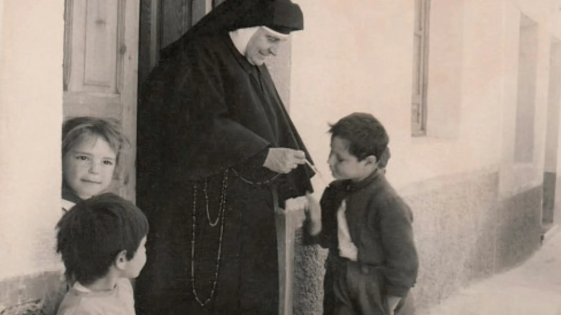 La madre María Séiquer junto a algunos de los niños a los que cuidó en su congregación
