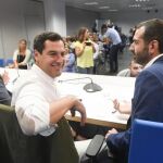 El presidente del PP andaluz, Juanma Moreno(c), junto al alcalde de Almería, Ramon Fernández(d) y el alcalde de Jaén, Francisco Javier Márquez(i), durante el acto celebrado en la sede del PP en Granada donde reprochó a la presidenta de la Junta, Susana Díaz (PSOE), que supere los cuatro meses de parálisis en su Gobierno para hacer cuentas y deshojar la margarita electoral mientras Andalucía se "desangra"y pierde oportunidades de desarrollo / Foto: Efe