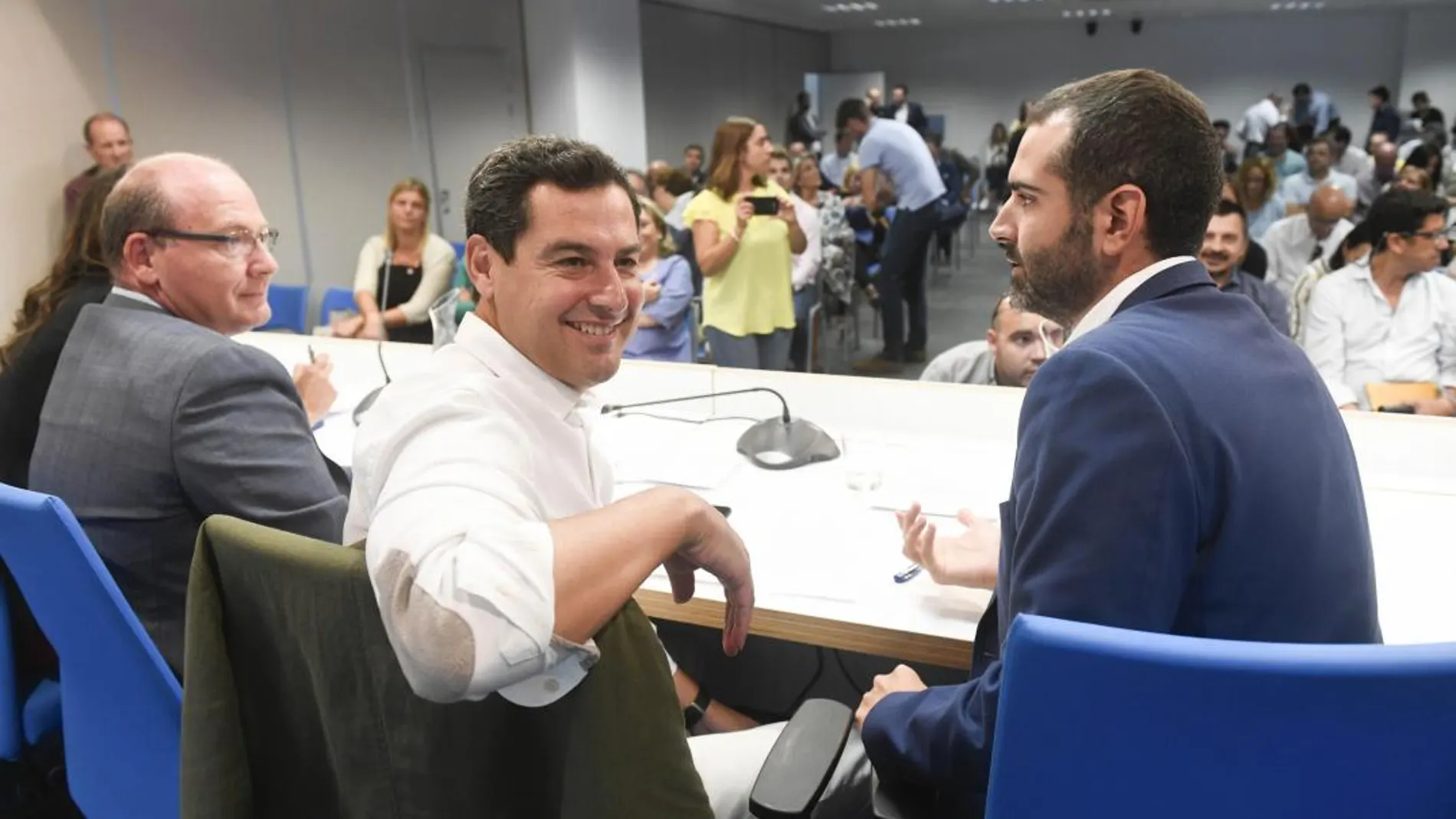 El presidente del PP andaluz, Juanma Moreno(c), junto al alcalde de Almería, Ramon Fernández(d) y el alcalde de Jaén, Francisco Javier Márquez(i), durante el acto celebrado en la sede del PP en Granada donde reprochó a la presidenta de la Junta, Susana Díaz (PSOE), que supere los cuatro meses de parálisis en su Gobierno para hacer cuentas y deshojar la margarita electoral mientras Andalucía se "desangra"y pierde oportunidades de desarrollo / Foto: Efe