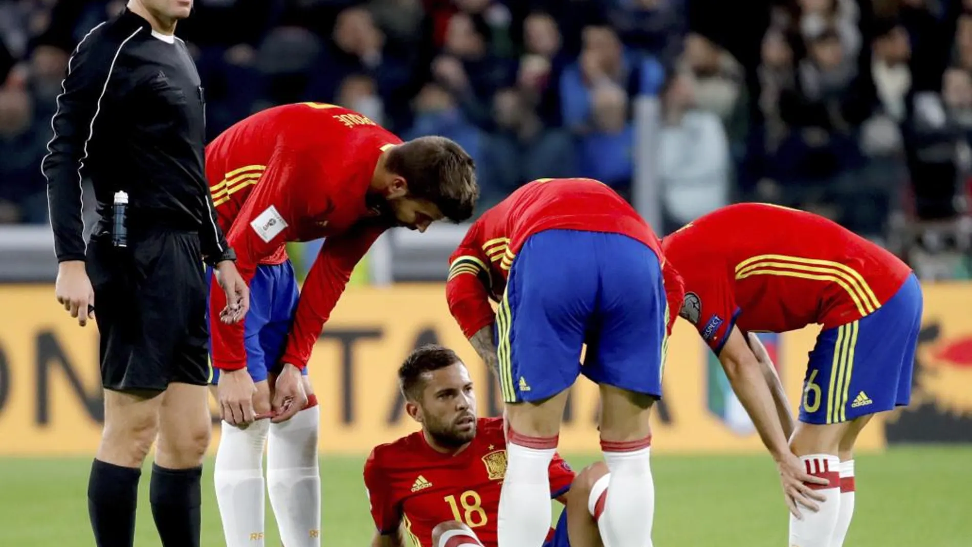 El defensa de la selección española de fútbol, Jordi Alba en el suelo tras lesionarse en el partido con la Selección Española ante Italia