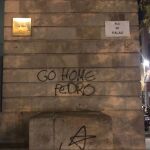 “Go home Pedro”. Pintadas que han aparecido en la Llotja de Barcelona contra el Consejo de Ministros del 21D / Foto: Antena3Catalunya