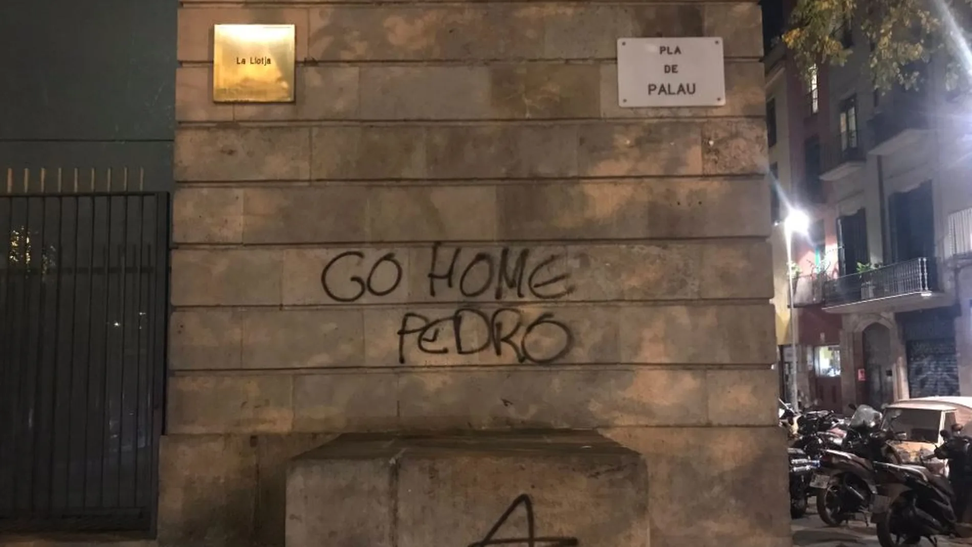 “Go home Pedro”. Pintadas que han aparecido en la Llotja de Barcelona contra el Consejo de Ministros del 21D / Foto: Antena3Catalunya