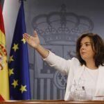 La vicepresidenta del Gobierno en funciones, Soraya Sáenz de Santamaría, durante la rueda de prensa posterior a la reunión del Consejo de Ministros