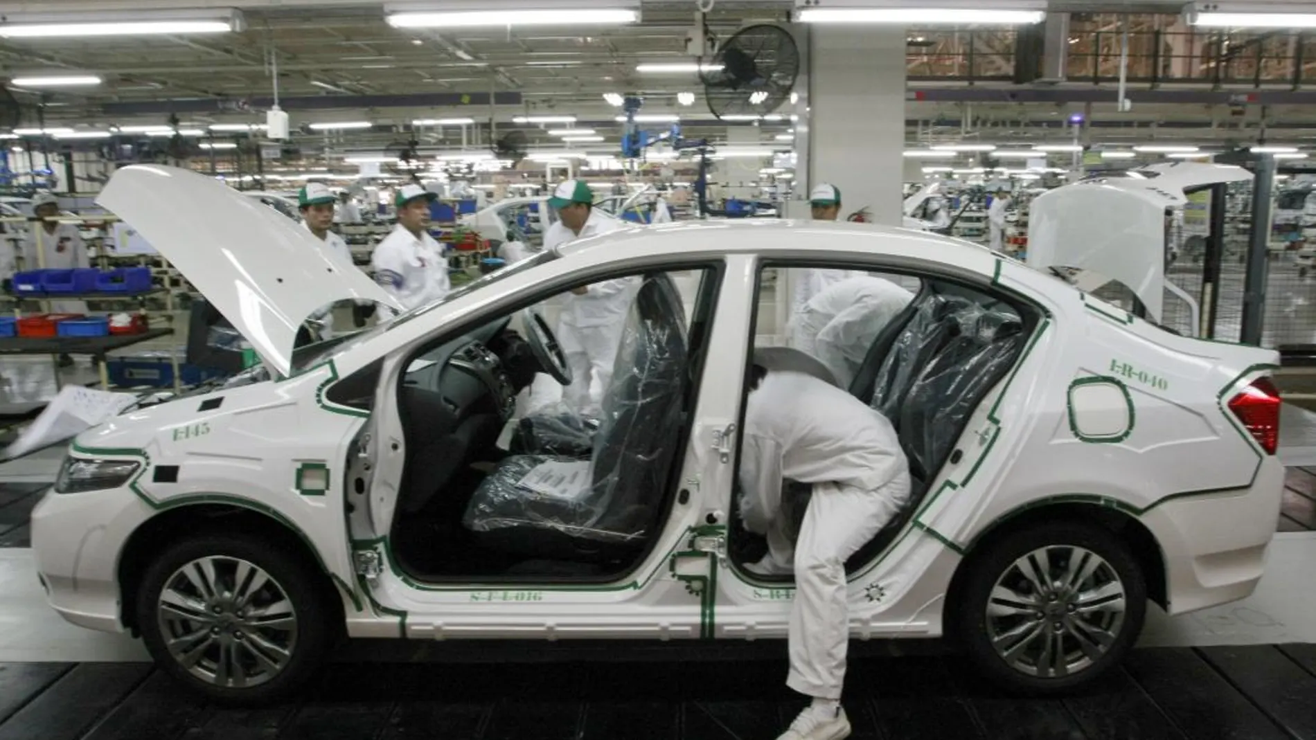 Trabajadores de una fábrica automovilística en Tailandia / AP