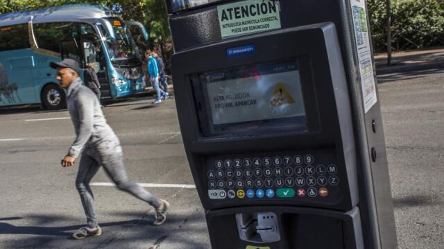 Parquímetro indicando la prohibición de estacionar en el interior de la M-30