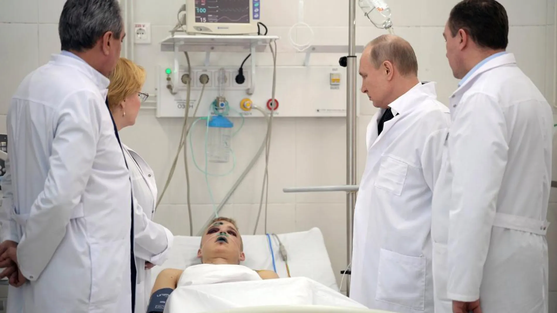 El presidente ruso, Vladimir Putin, visita a una de las víctimas del incendio en el hospital de Kemerovo