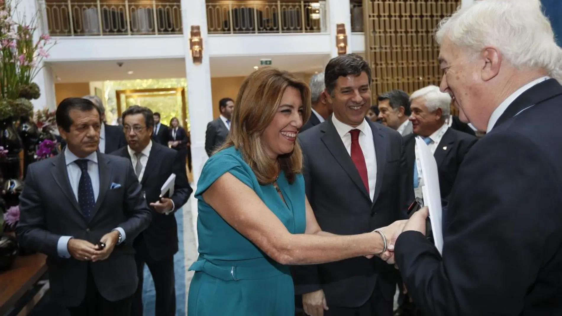Susana Díaz, con el ministro de Economía portugués, en el encuentro de empresarios
