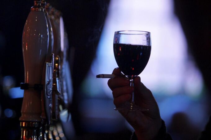 Un fumador con una copa de vino en un bar de Londres