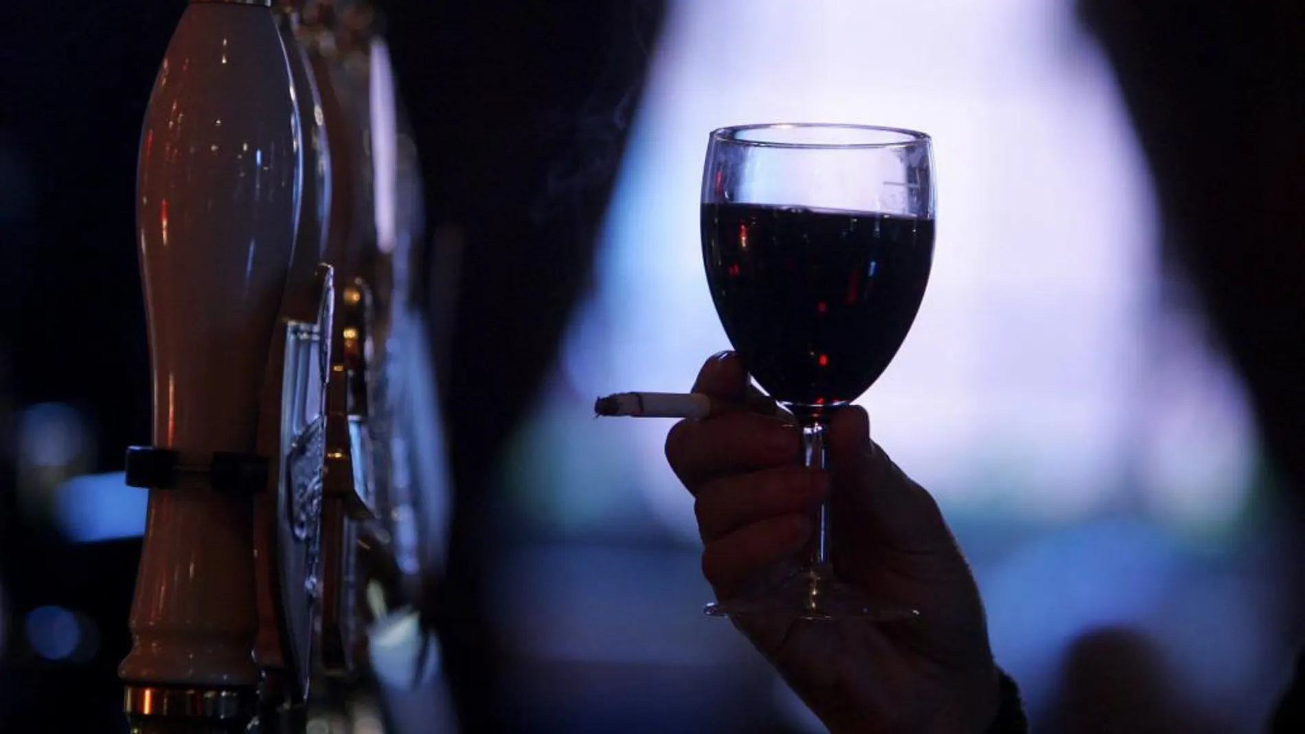 Un fumador con una copa de vino en un bar de Londres