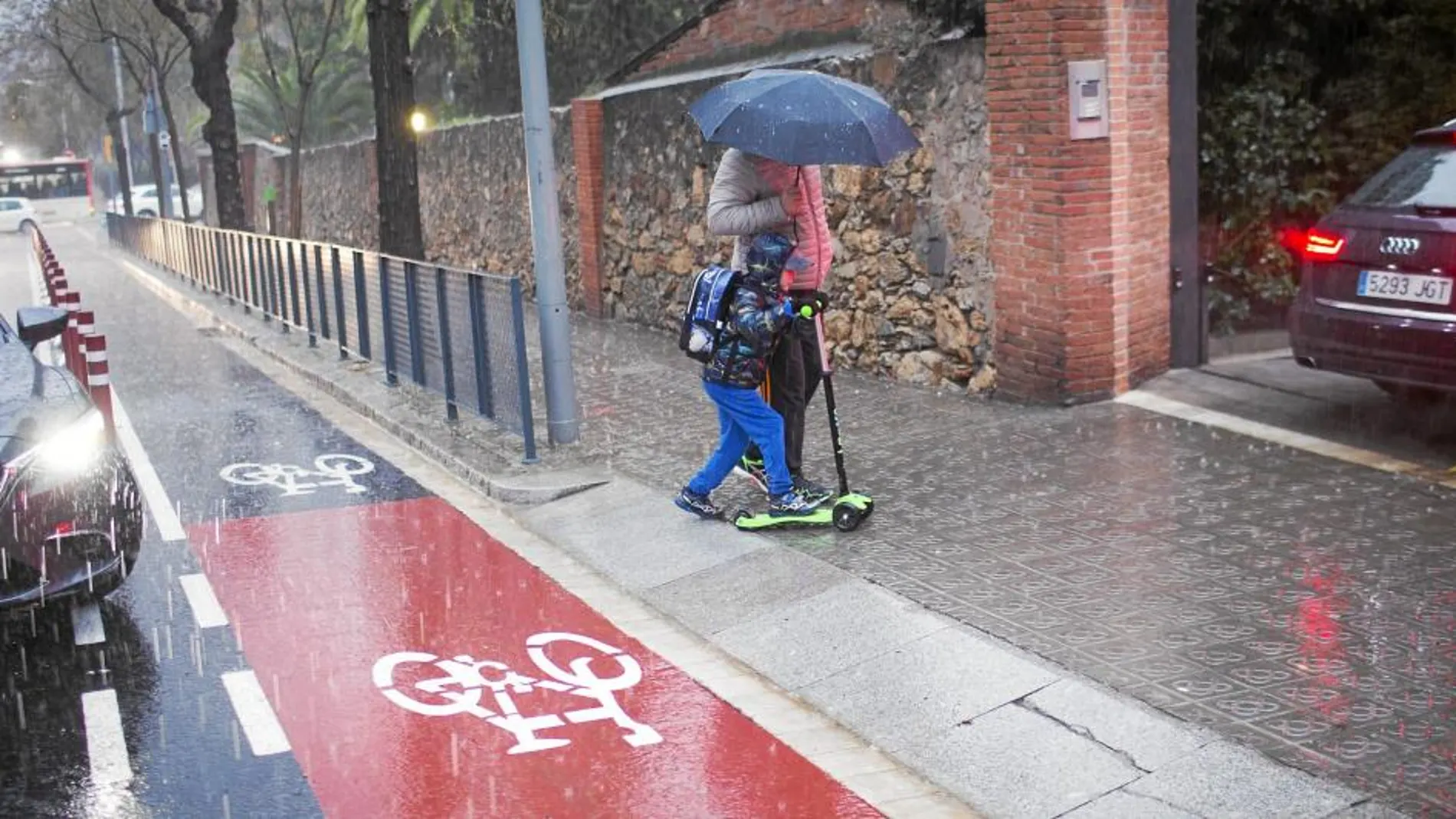 Los carriles bici provocan molestias en las salidas de los colegios en muchas zonas de Barcelona