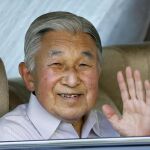 El emperador Akihito de Japón saluda a su salida en limusina de su residencia de invierno en la Hayama Imperial Villa, al sur de Tokio