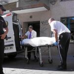 Los servicios funerarios bajaron el cadáver sobre las 19:00 horas para llevarla al Anatómico Forense.