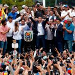 Juan Guaidó, tras su llegada a Caracas, donde ha sido recibido por una multitud. (Foto: Reuters)