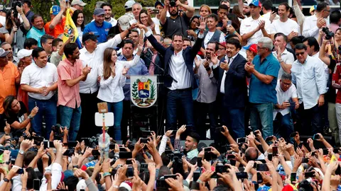 Juan Guaidó, tras su llegada a Caracas, donde ha sido recibido por una multitud. (Foto: Reuters)