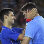 Novak Djokovic abraza a Juan Martin Del Potro