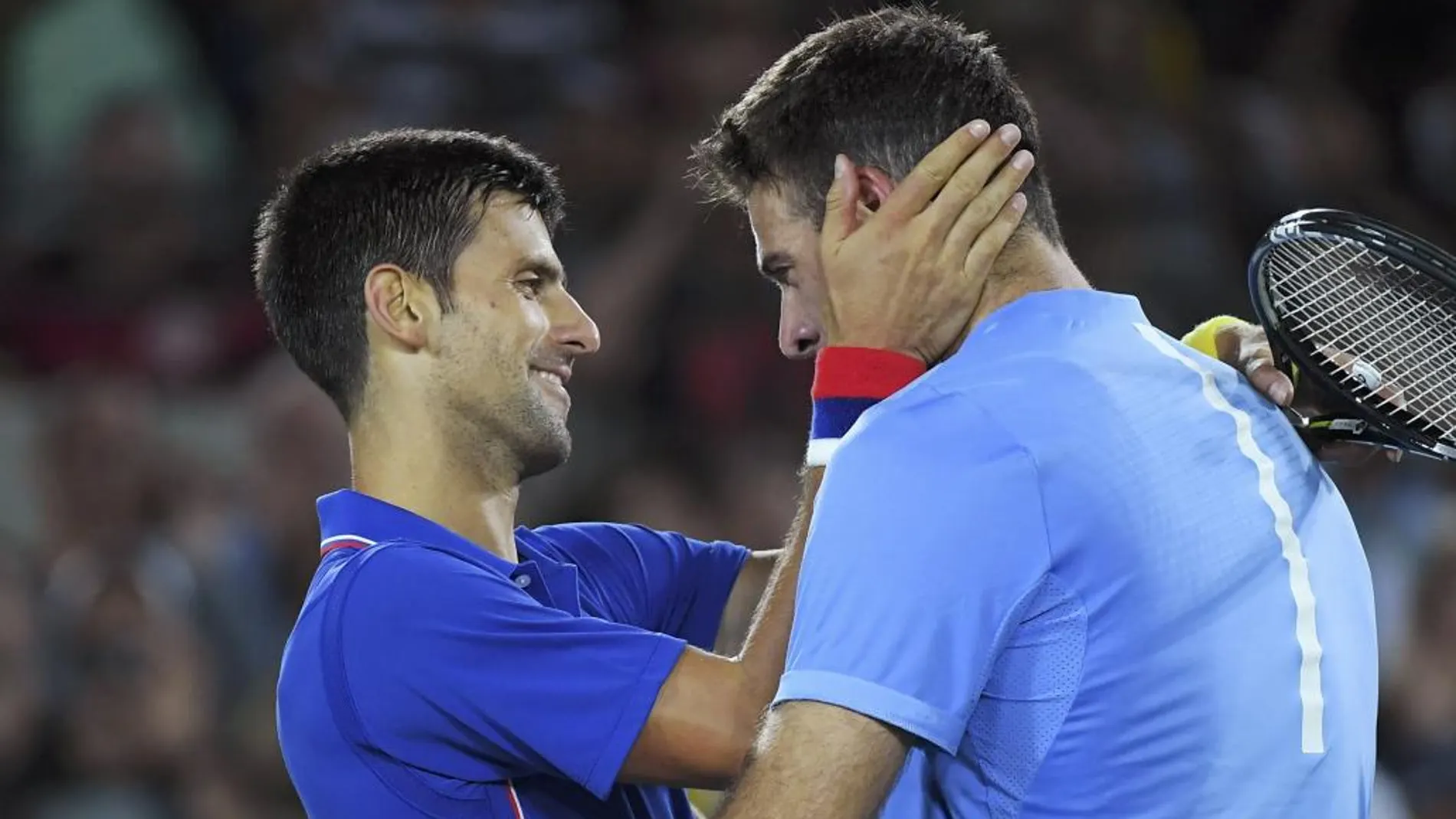 Novak Djokovic abraza a Juan Martin Del Potro