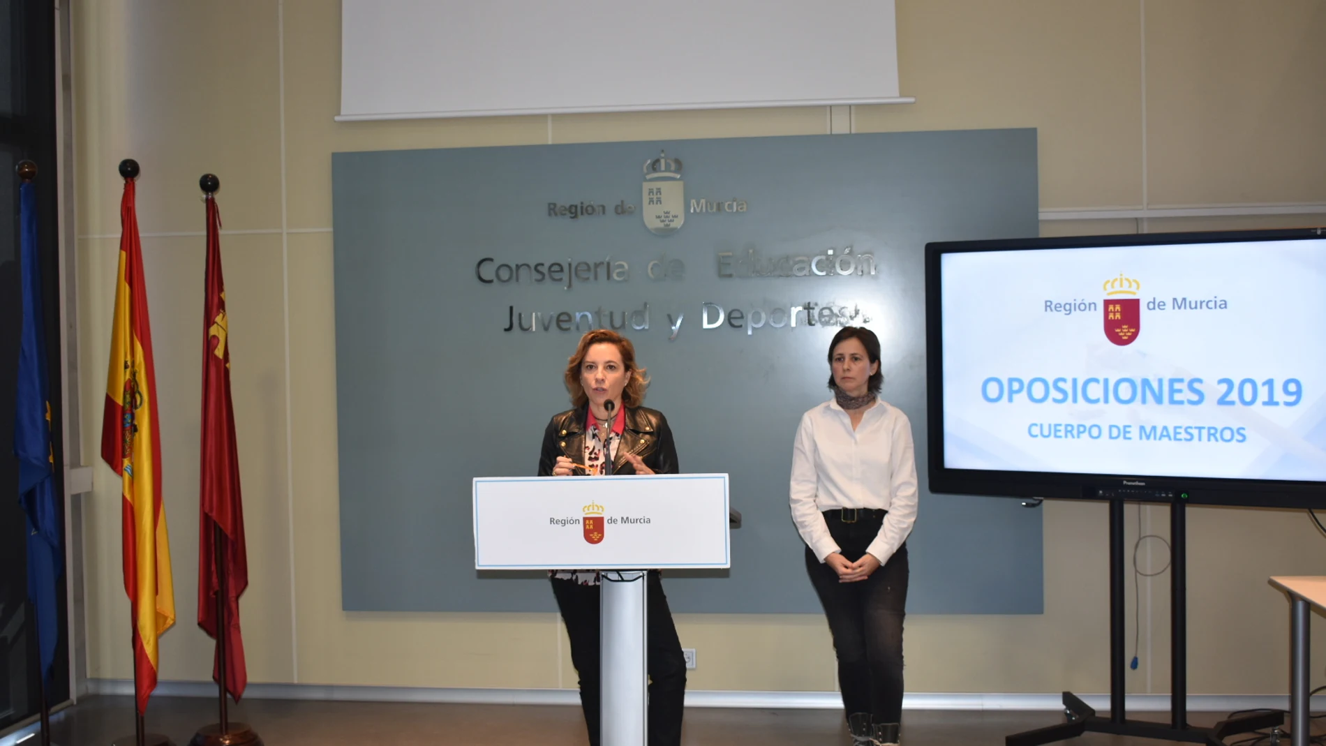 La consejera de Educación, Juventud y Deportes, Adela Martínez-Cachá, informó ayer sobre la convocatoria de oposiciones al Cuerpo de Maestros en la Región de Murcia