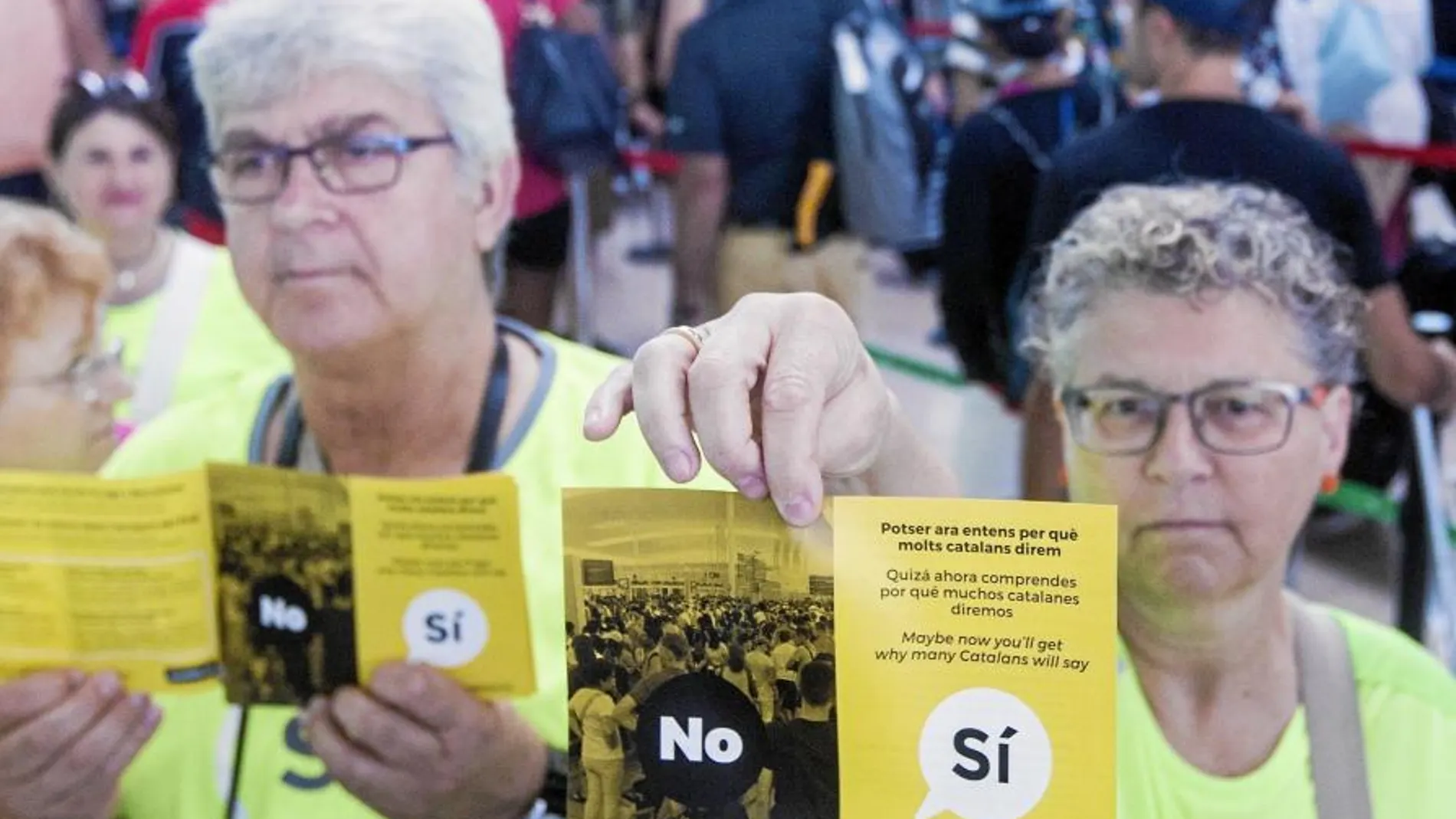 Miembros de la ANC intentan capitalizar el caos de El Prat a favor del independentismo