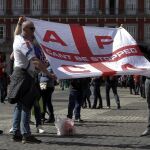 Más de doscientos aficionados del Ajax en la Plaza Mayor de Madrid / Efe