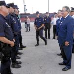 El ministro del Interior, Juan Ignacio Zoido, visitó ayer a los policías desplegados en Barcelona
