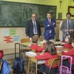 El consejero de Educación, Fernando Rey, visita el colegio La Salle de Burgos, acompañado por el alcalde de la ciudad, Javier Lacalle, y el director del centro, Raúl Rojo