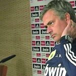Mourinho se lleva la mano a la oreja, en su comparecencia ante los medios de comunicación en el Bernabéu
