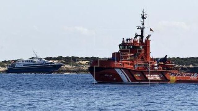 Salvamento marítimo recibió la llamada de socorro por la caída al agua de una persona desde una embarcación sobre las 13:00 horas.