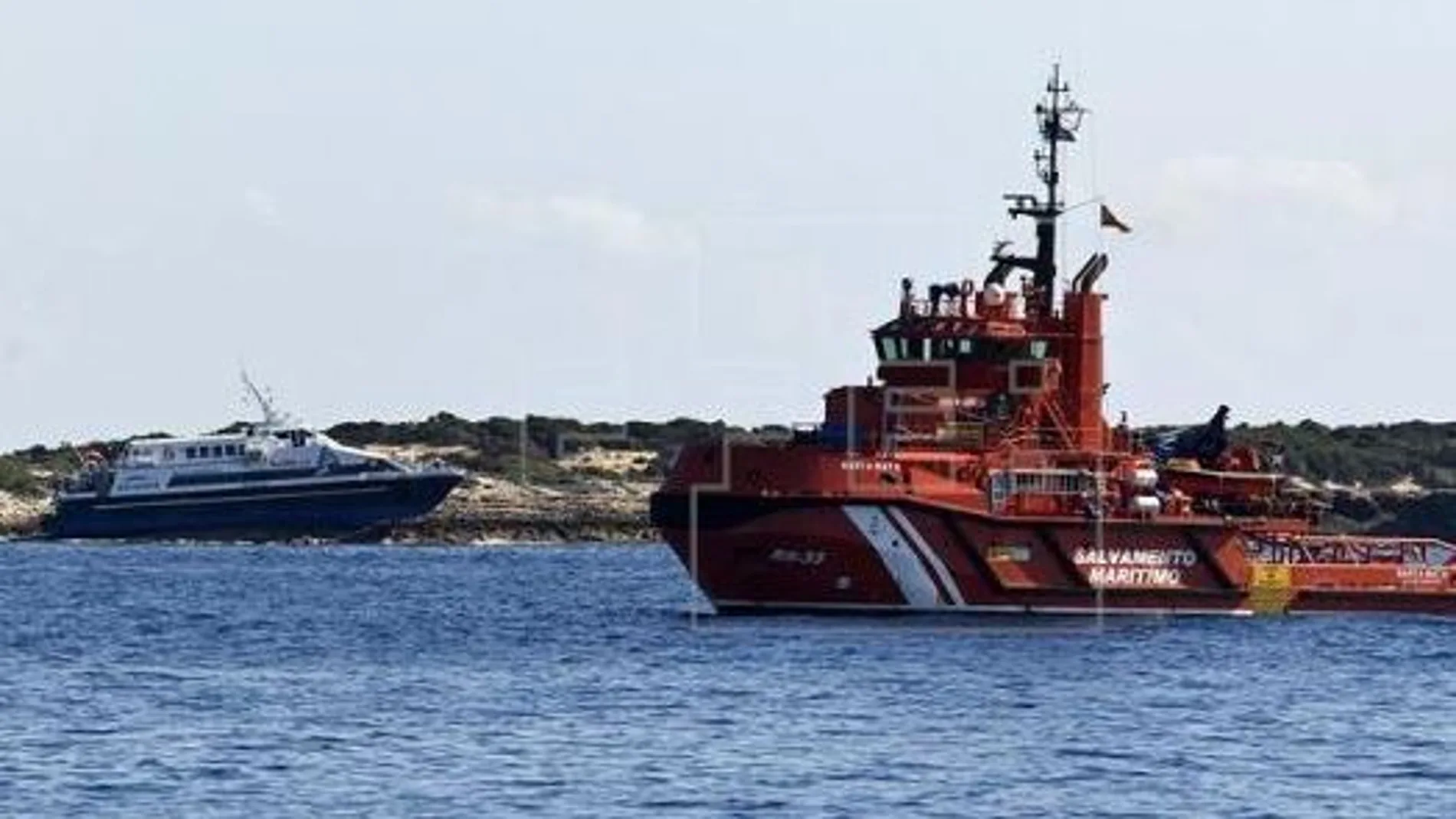 Salvamento marítimo recibió la llamada de socorro por la caída al agua de una persona desde una embarcación sobre las 13:00 horas.