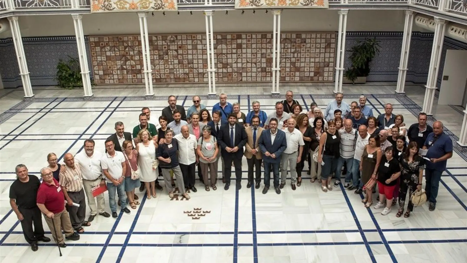 La Razón. Representantes de todas las formaciones políticas que apoyaron ayer la ley que mejore las ayudas a los afectados por el terremoto de Lorca junto a miembros de la Plataforma