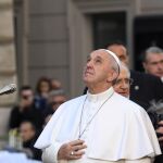 El papa Francisco venera la imagen de la Inmaculada Concepción, en la Plaza de España en Roma (Italia) hoy, 8 de diciembre de 2016