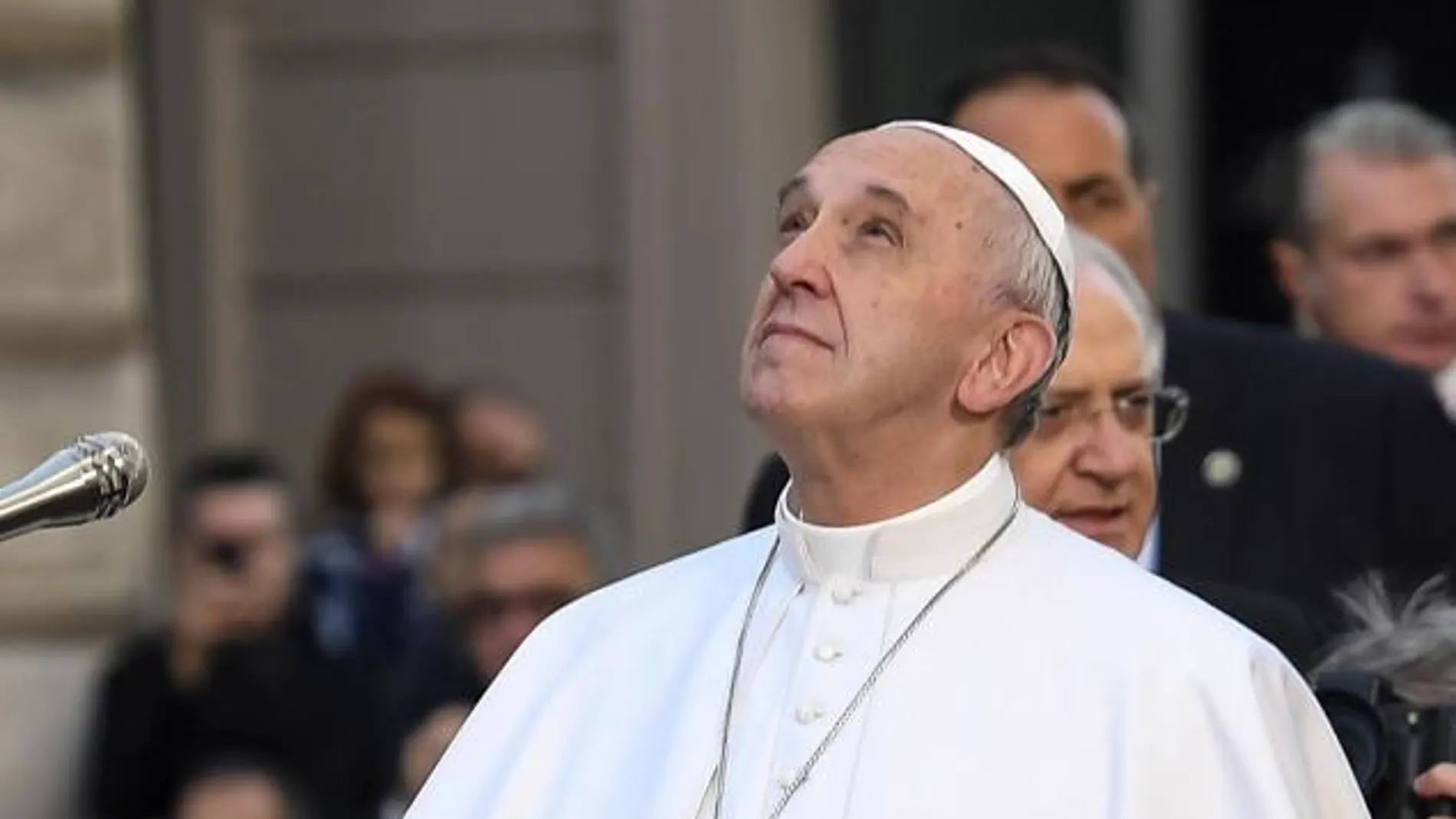 El papa Francisco venera la imagen de la Inmaculada Concepción, en la Plaza de España en Roma (Italia) hoy, 8 de diciembre de 2016