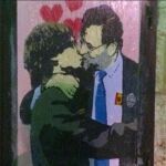 Pintura de Rajoy y Puigdemont besándose cerca de la plaza Sant Jaume de Barcelona