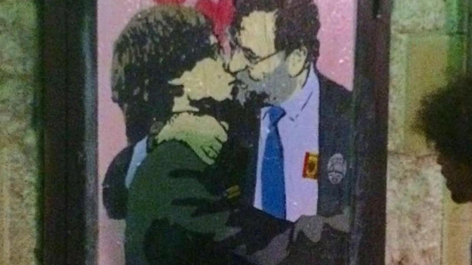 Pintura de Rajoy y Puigdemont besándose cerca de la plaza Sant Jaume de Barcelona